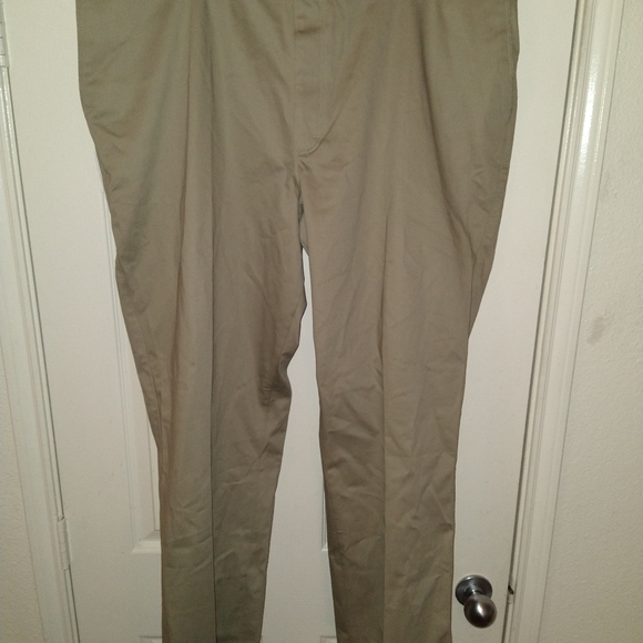 NWT Wrangler Riata Flat Front Relaxed Fit Chino Pants Men's sz 42X30. - Picture 1 of 9